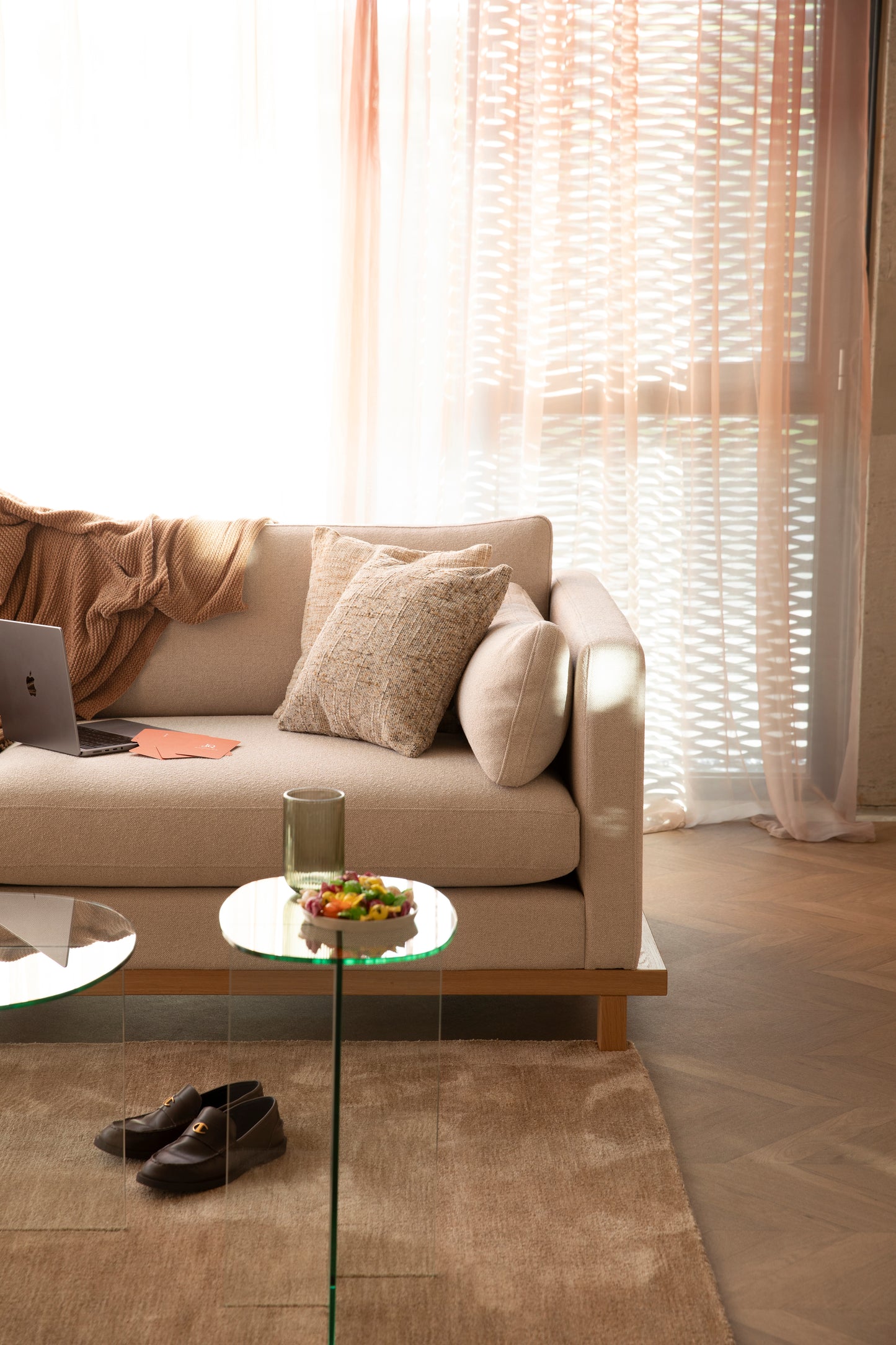 Šoninis staliukas LINEA